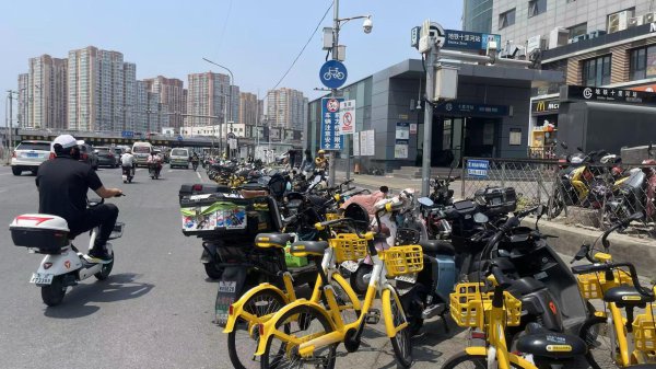 北京地铁站口非活泼车乱停放考查，这站提供治理样本——