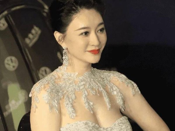 2024半老徐娘清点:李小冉许晴红毯躯壳碾压新旦角