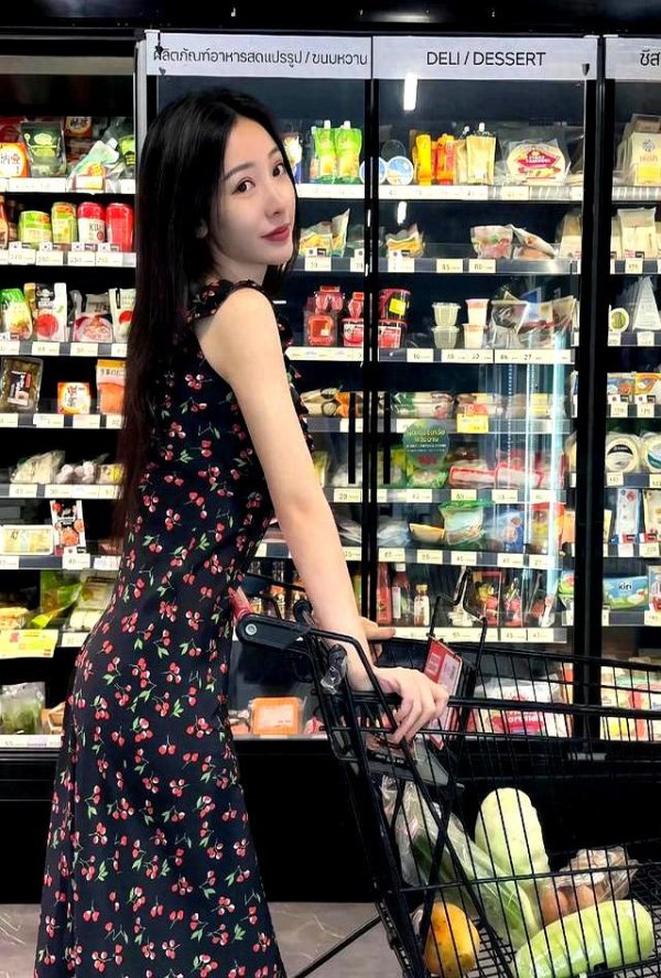 超市偶遇柳岩!她推购物车买菜,正本明星生计也接地气?