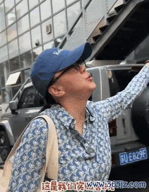 “小秦氏”王一楠重返上海戏剧学院,素颜穿花衬衫显朴素