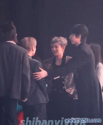 刘宇宁双手扶汪苏泷，网友：顶流里最像素东说念主，素东说念主里最像监控！